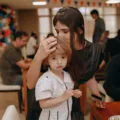 Orang tua sedang berbincang hangat dan mendengarkan anak dengan penuh perhatian