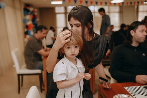 Orang tua sedang berbincang hangat dan mendengarkan anak dengan penuh perhatian