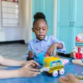 Anak-anak sedang menikmati kegiatan belajar sambil bermain edukatif di rumah