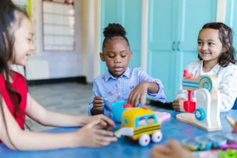 Anak-anak sedang menikmati kegiatan belajar sambil bermain edukatif di rumah