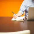 Panduan cara memilih laptop untuk kerja di meja kantor