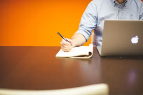 Panduan cara memilih laptop untuk kerja di meja kantor