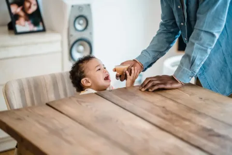 Cara mengatasi anak susah makan dengan menyajikan makanan sehat dalam suasana menyenangkan
