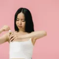 Cara mengatasi kulit kusam agar wajah terlihat lebih glowing dan sehat berseri