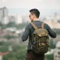 Seorang petualang wanita memperagakan cara traveling solo aman saat menjelajahi kota asing dengan backpack