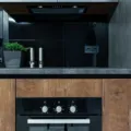 Inspirasi desain dapur minimalis modern yang rapi dan estetik untuk rumah lahan terbatas
