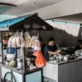 Destinasi wisata kuliner jajanan kaki lima tradisional kaya rempah