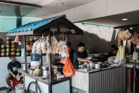 Destinasi wisata kuliner jajanan kaki lima tradisional kaya rempah