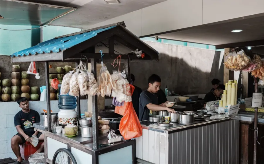 Destinasi wisata kuliner jajanan kaki lima tradisional kaya rempah