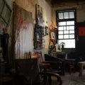 Inspirasi menata ruang tamu nyaman yang estetik dengan sofa empuk hangat dan tanaman hias indoor