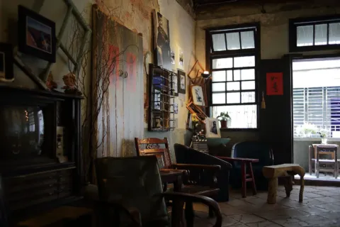 Inspirasi menata ruang tamu nyaman yang estetik dengan sofa empuk hangat dan tanaman hias indoor