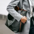 Kombinasi ide outfit kerja kasual profesional yang modis dan rapi untuk aktivitas harian di kantor