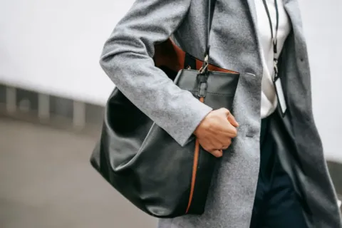Kombinasi ide outfit kerja kasual profesional yang modis dan rapi untuk aktivitas harian di kantor
