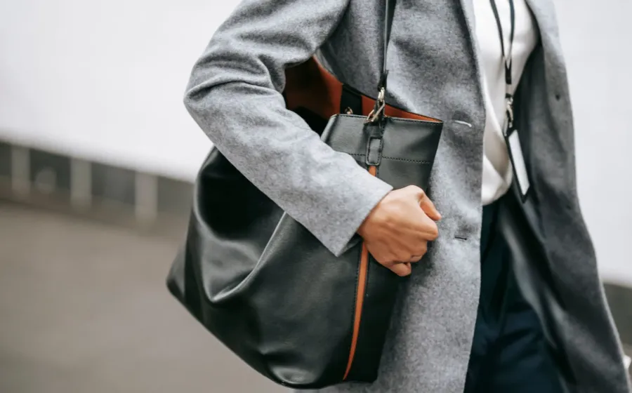 Kombinasi ide outfit kerja kasual profesional yang modis dan rapi untuk aktivitas harian di kantor