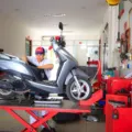 Proses perawatan motor harian untuk mengecek komponen penting sepeda motor