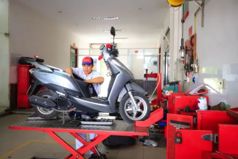 Proses perawatan motor harian untuk mengecek komponen penting sepeda motor