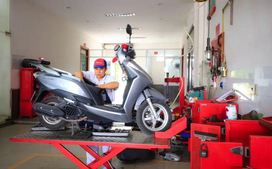 Proses perawatan motor harian untuk mengecek komponen penting sepeda motor