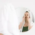 Urutan produk dalam rutinitas skincare pagi dan malam hari untuk mendapatkan kulit wajah glowing alami