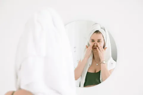 Urutan produk dalam rutinitas skincare pagi dan malam hari untuk mendapatkan kulit wajah glowing alami