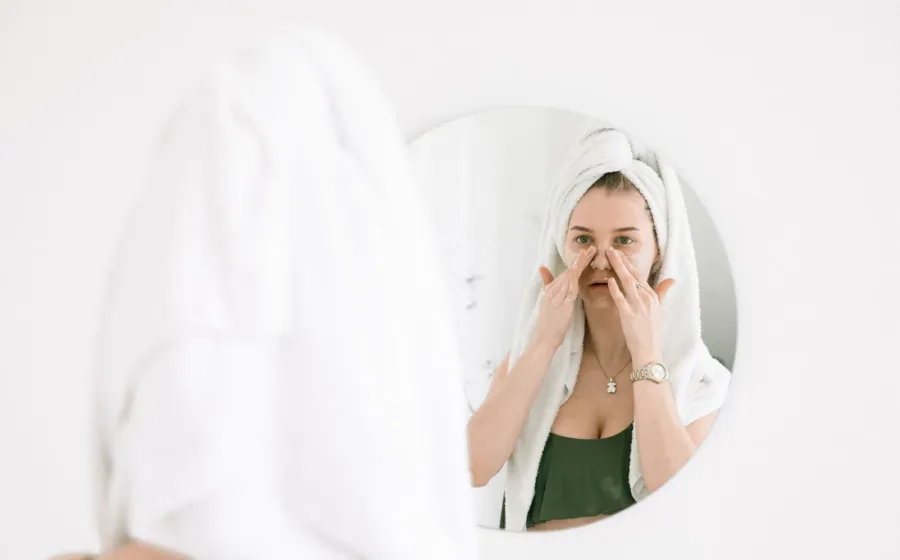 Urutan produk dalam rutinitas skincare pagi dan malam hari untuk mendapatkan kulit wajah glowing alami