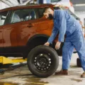 Proses mengecek dan memilih ban mobil yang tepat untuk keselamatan berkendara
