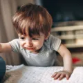 Ibu tenang menghadapi anak tantrum dengan sabar dan empati