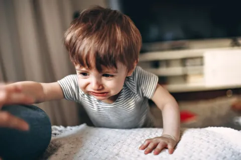 Ibu tenang menghadapi anak tantrum dengan sabar dan empati