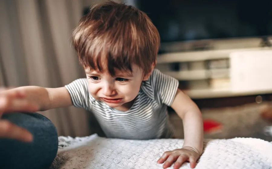 Ibu tenang menghadapi anak tantrum dengan sabar dan empati