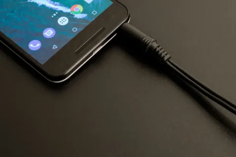 Tips menghemat baterai smartphone melalui pengaturan efisiensi layar dan konektivitas