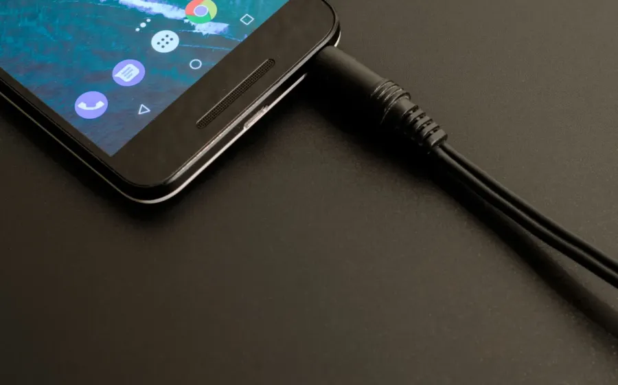 Tips menghemat baterai smartphone melalui pengaturan efisiensi layar dan konektivitas