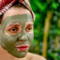 Ilustrasi tips merawat kulit wajah secara alami menggunakan masker organik