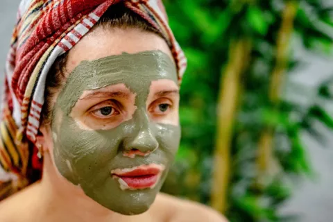 Ilustrasi tips merawat kulit wajah secara alami menggunakan masker organik
