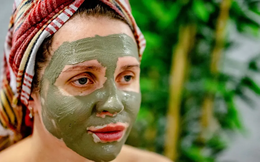 Ilustrasi tips merawat kulit wajah secara alami menggunakan masker organik