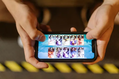 Ilustrasi transaksi top up diamond ML murah terpercaya menggunakan smartphone