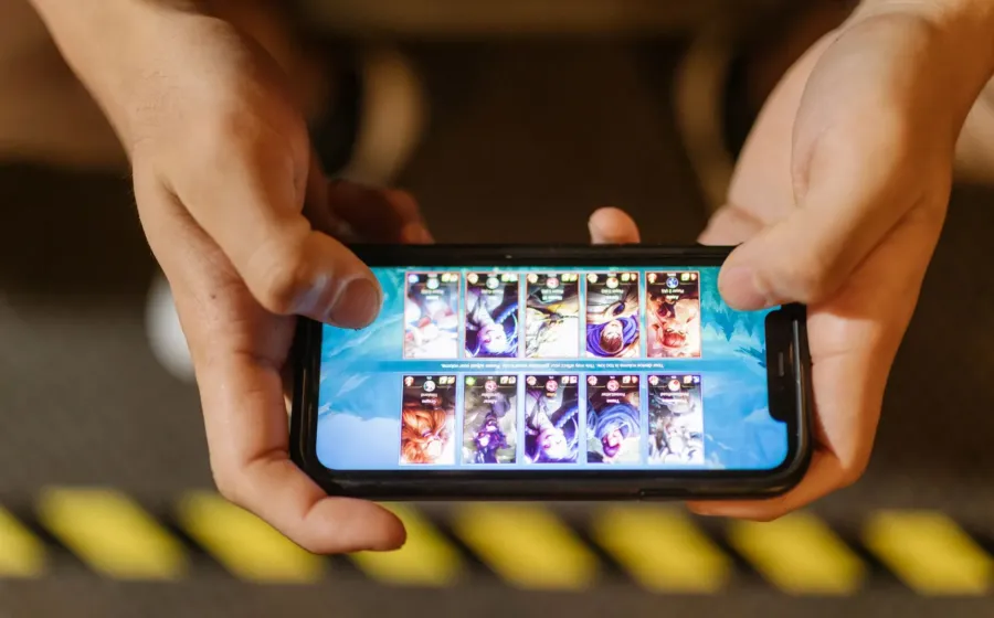 Ilustrasi transaksi top up diamond ML murah terpercaya menggunakan smartphone