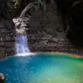 Pemandangan keindahan destinasi wisata alam tersembunyi di Indonesia dengan tebing dan air jernih