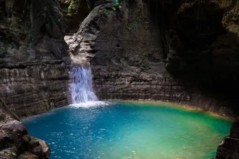 Pemandangan keindahan destinasi wisata alam tersembunyi di Indonesia dengan tebing dan air jernih