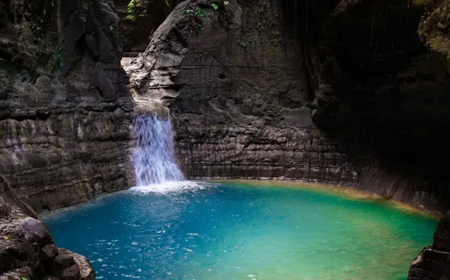 Pemandangan keindahan destinasi wisata alam tersembunyi di Indonesia dengan tebing dan air jernih