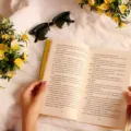 Seseorang menikmati waktu luang sambil membangun kebiasaan membaca buku di sudut kamar yang nyaman