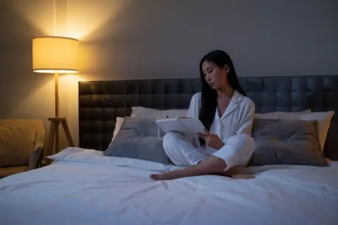 Ilustrasi suasana kamar tenang untuk rutinitas malam yang baik demi tidur nyenyak