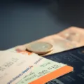 Ilustrasi mencari tiket pesawat murah lewat aplikasi di smartphone saat merencanakan liburan hemat