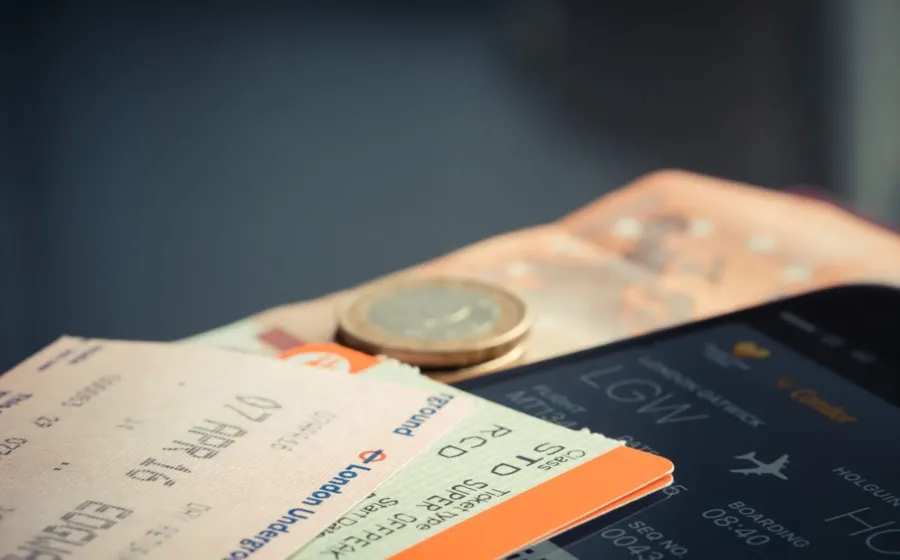 Ilustrasi mencari tiket pesawat murah lewat aplikasi di smartphone saat merencanakan liburan hemat