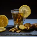 Seseorang sedang minum seduhan jahe hangat sebagai cara mengatasi asam lambung naik