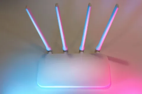 Langkah praktis cara mengatasi wifi lemot di rumah dengan mengatur posisi router agar sinyal kembali lancar
