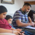 Tips panduan mengatur screen time anak agar tidak ketergantungan gawai dan tumbuh kembang tetap optimal