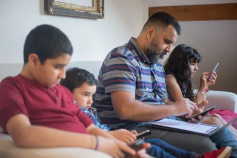 Tips panduan mengatur screen time anak agar tidak ketergantungan gawai dan tumbuh kembang tetap optimal
