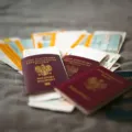 Cara mengurus paspor dan visa lengkap dengan tumpukan dokumen perjalanan internasional