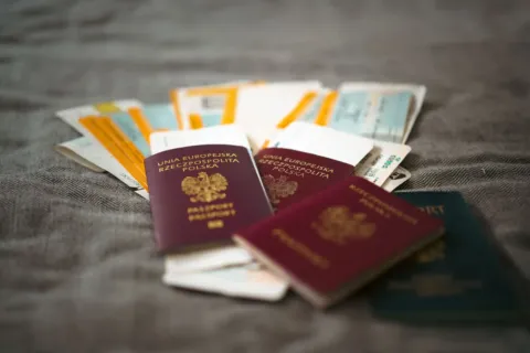 Cara mengurus paspor dan visa lengkap dengan tumpukan dokumen perjalanan internasional