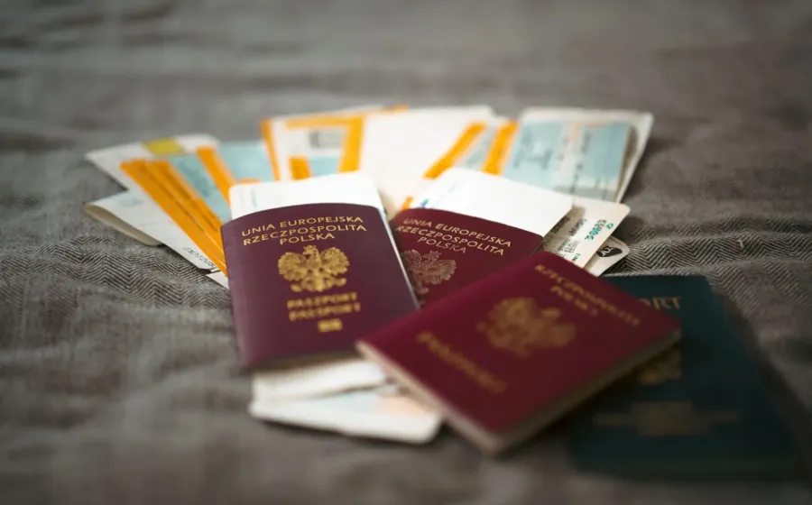 Cara mengurus paspor dan visa lengkap dengan tumpukan dokumen perjalanan internasional