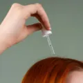 Ilustrasi cara merawat rambut agar tidak rontok dengan perawatan alami pada kulit kepala